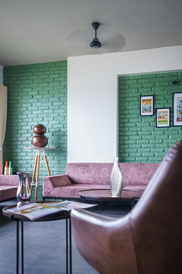 Grey Stone - Lakefront Penthouse Family Rooms Kolhapur Buitenkant foto