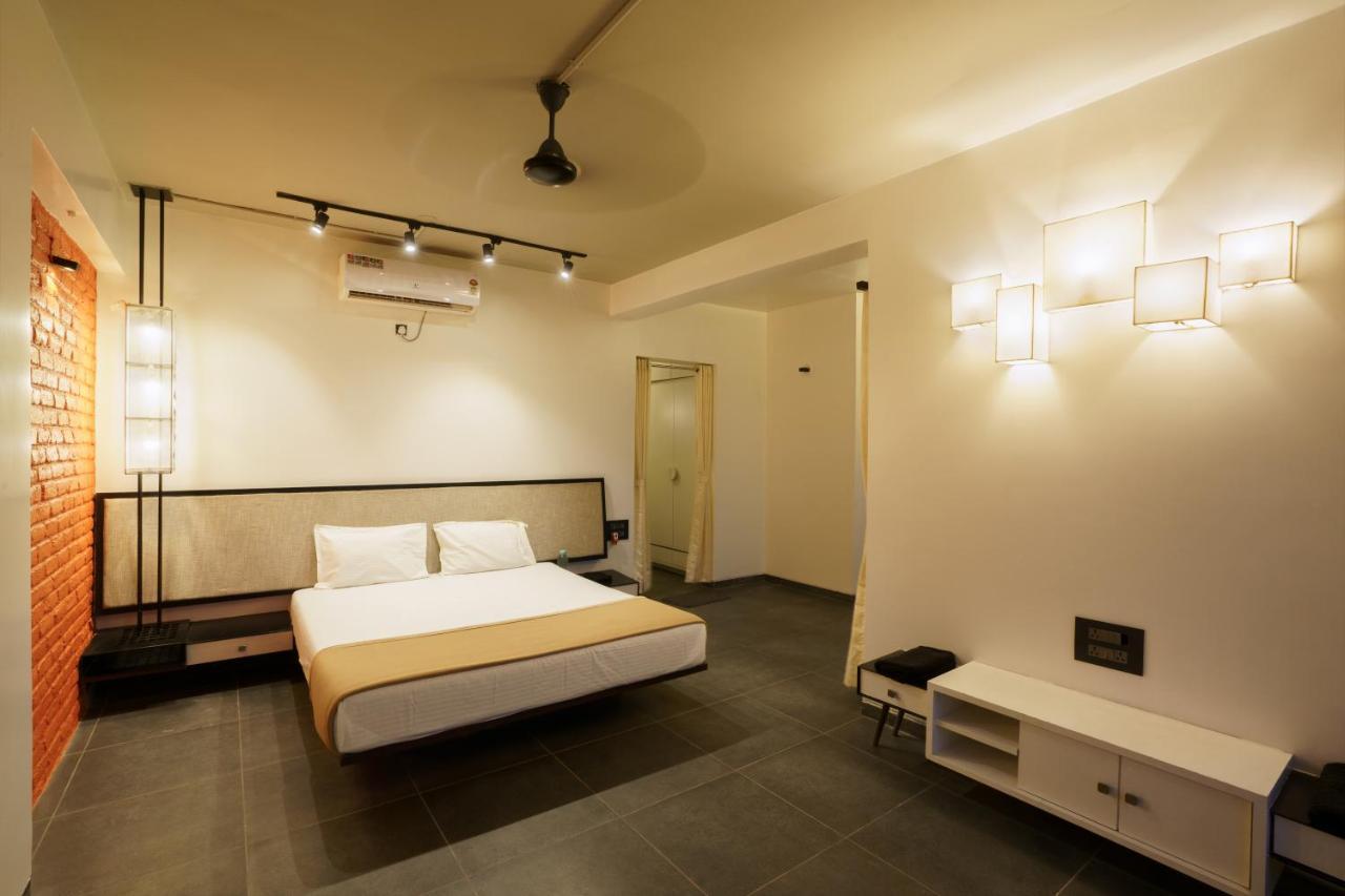 Grey Stone - Lakefront Penthouse Family Rooms Kolhapur Buitenkant foto