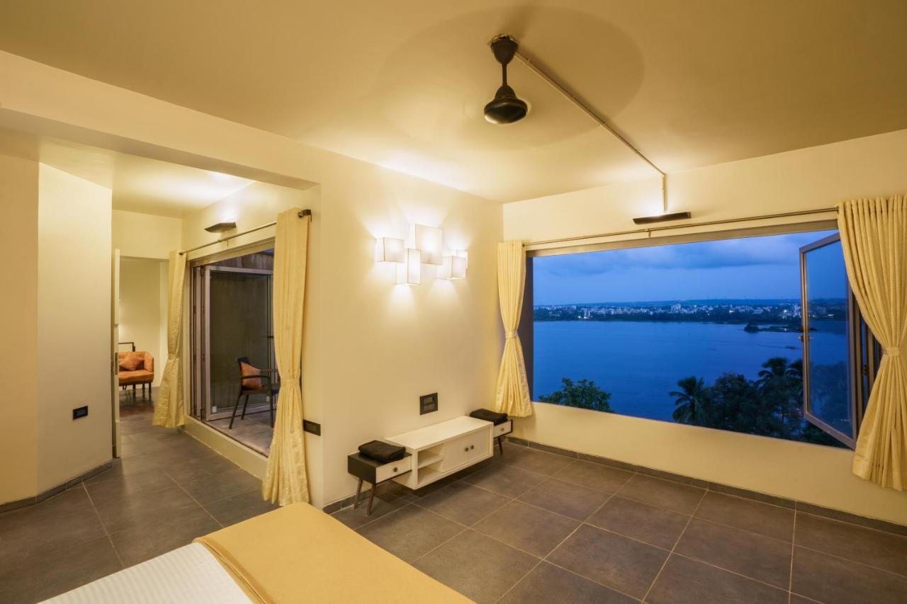 Grey Stone - Lakefront Penthouse Family Rooms Kolhapur Buitenkant foto