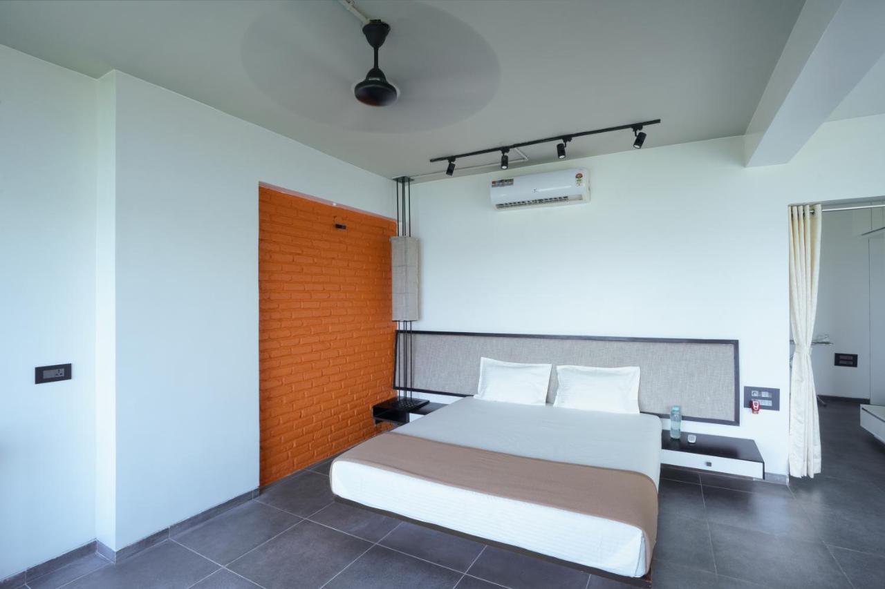 Grey Stone - Lakefront Penthouse Family Rooms Kolhapur Buitenkant foto