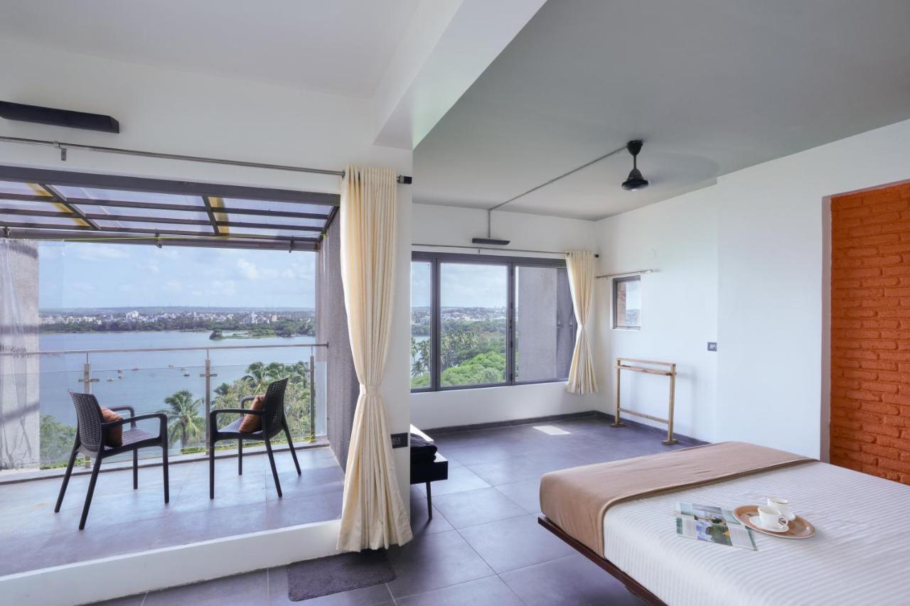 Grey Stone - Lakefront Penthouse Family Rooms Kolhapur Buitenkant foto