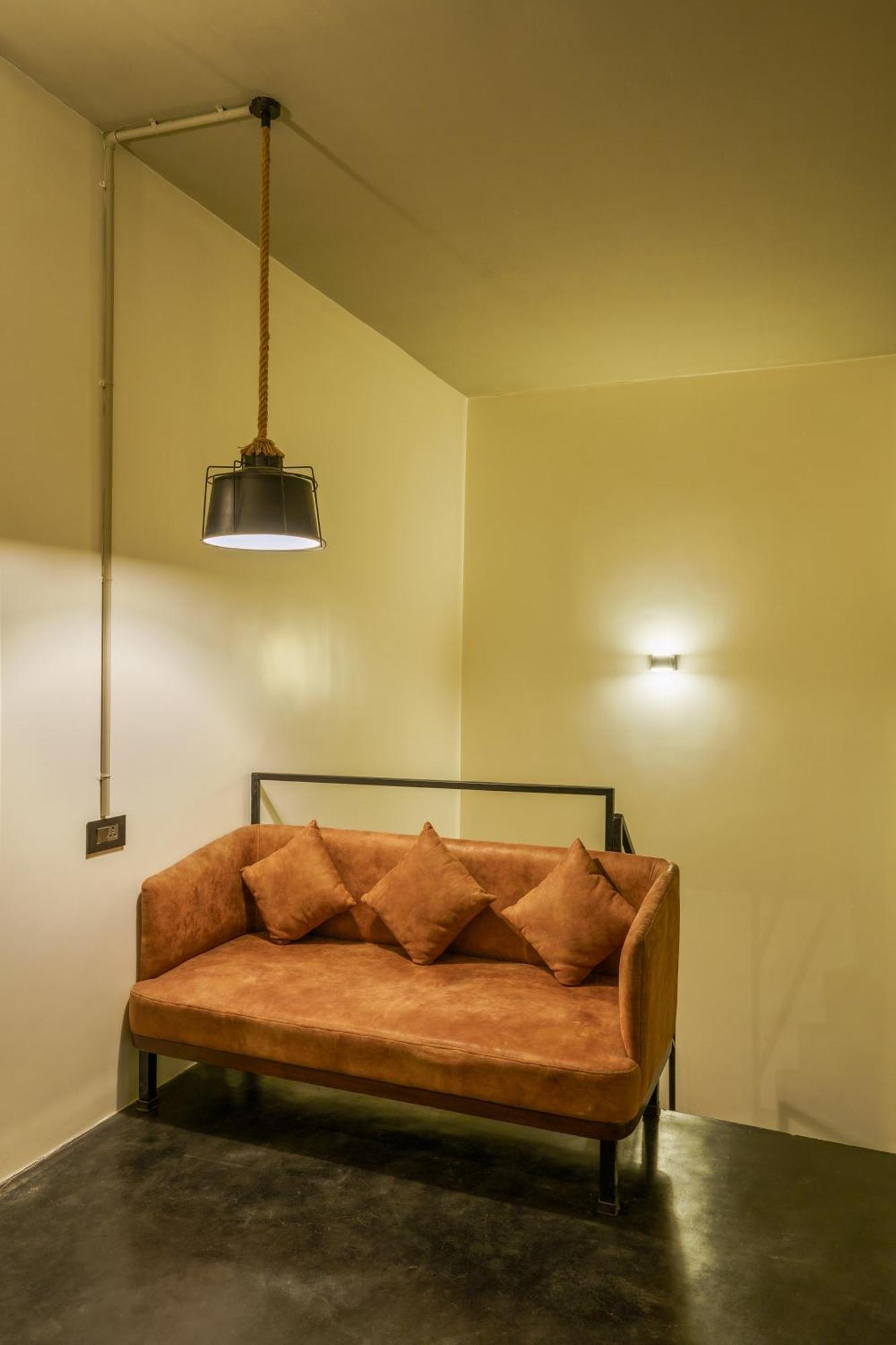 Grey Stone - Lakefront Penthouse Family Rooms Kolhapur Buitenkant foto