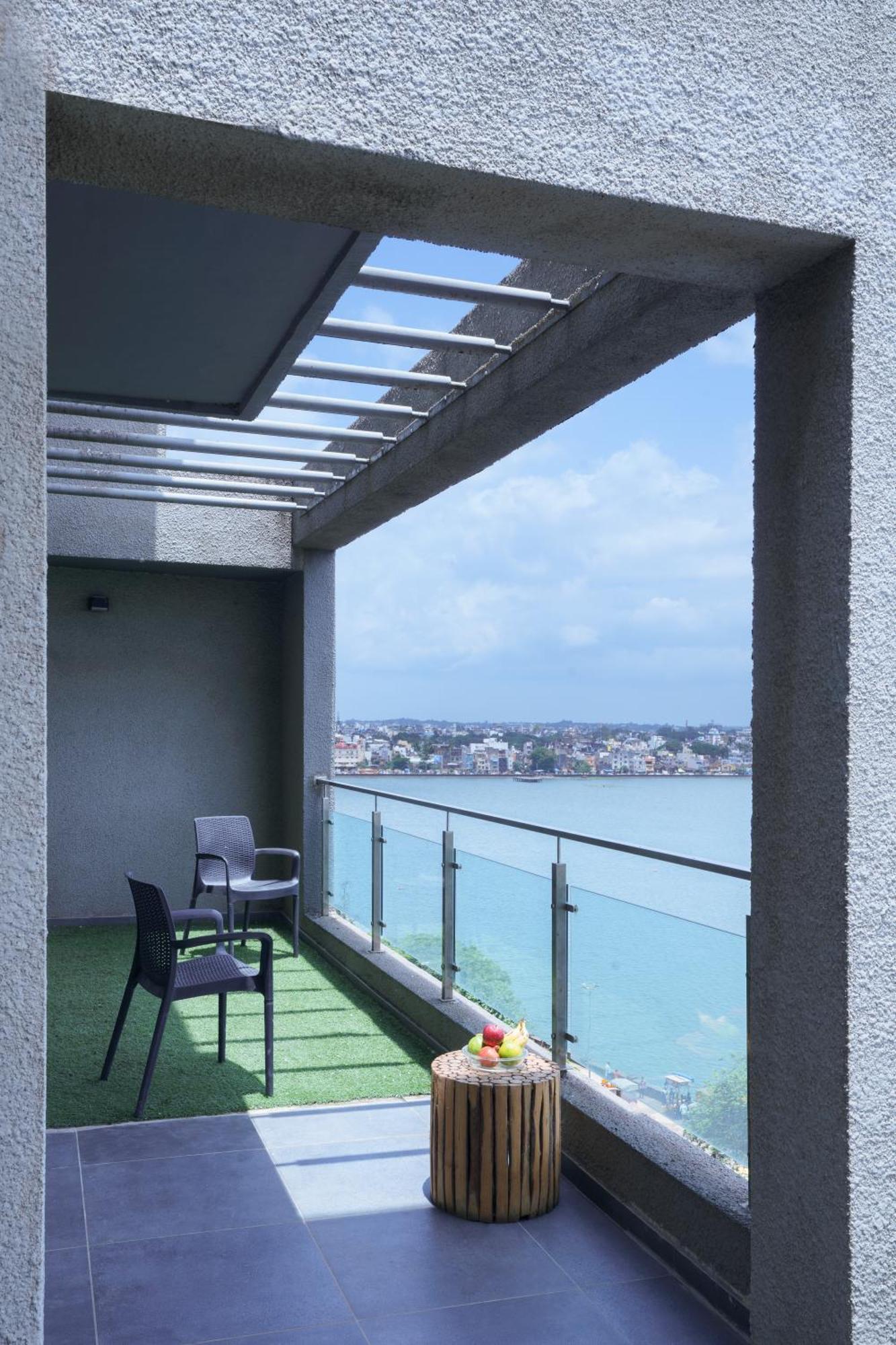 Grey Stone - Lakefront Penthouse Family Rooms Kolhapur Buitenkant foto