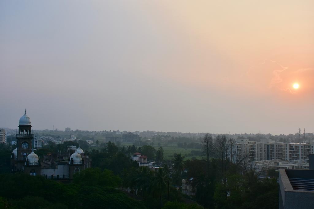 Grey Stone - Lakefront Penthouse Family Rooms Kolhapur Buitenkant foto